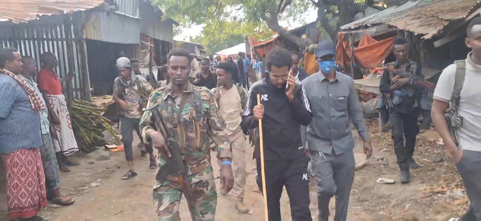 Xildhibaan Yaasiin Farey oo dhex socda Suuqa Siinaay.jpg